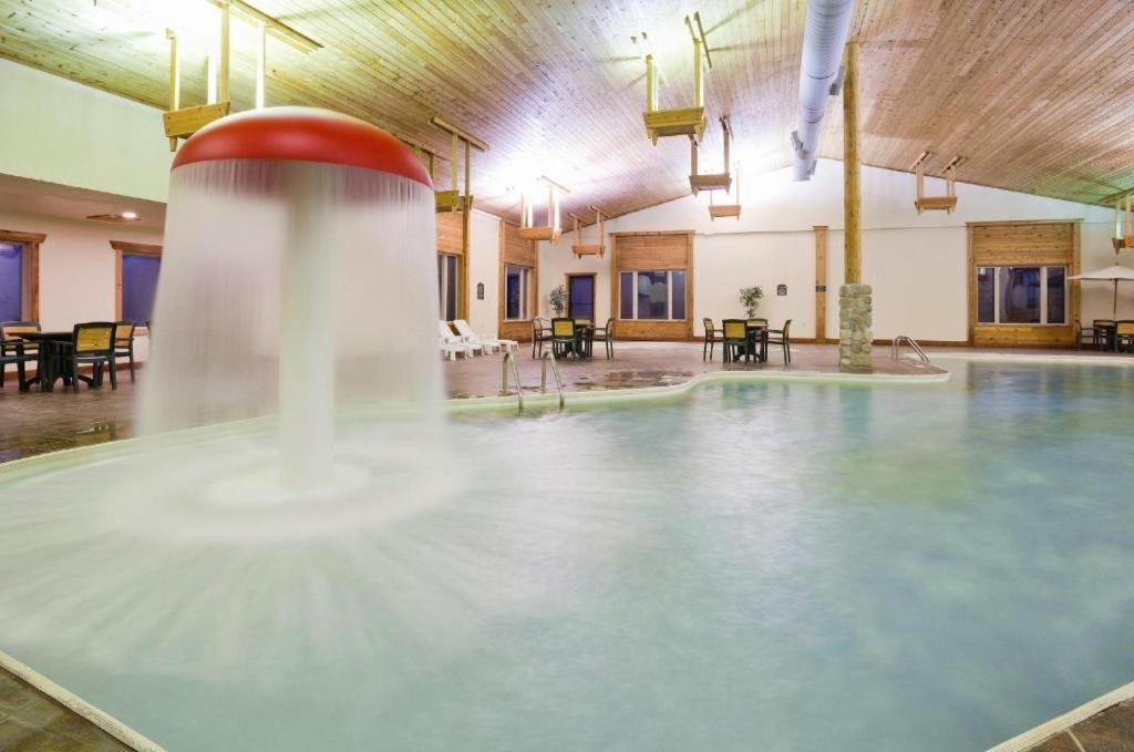 Holiday Inn Express Munising-Lakeview Hotel By Ihg Bagian luar foto